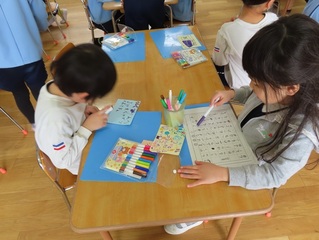 手紙をかいている子どもたちの写真