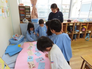 手紙を準備している子どもたちの写真