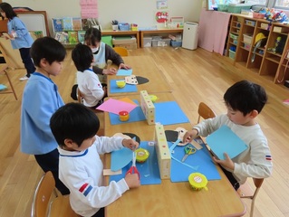 自分を作っている子どもたちの写真
