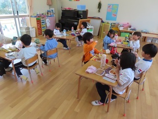 弁当を食べている子どもたちの写真
