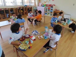 弁当を食べている子どもたちの写真