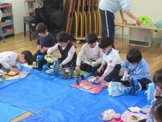 弁当を食べている子どもたちの写真