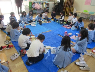 弁当を食べている子どもたちの写真