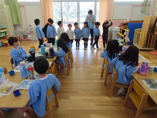 預かり保育で過ごしている子どもたちの写真