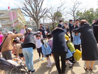 卒園式に参加している子どもたちの写真