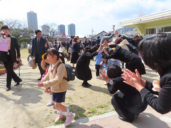 卒園式に参加している子どもたちの写真