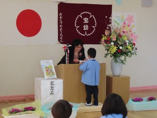 修業式に参加している子どもたちの写真