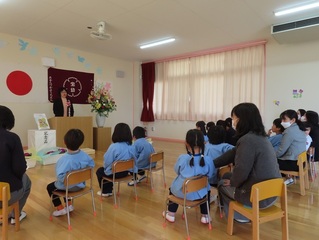 修業式に参加している子どもたちの写真