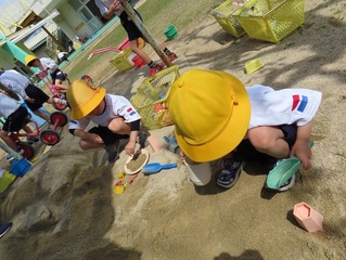 砂場で遊ぶ子どもたちの写真