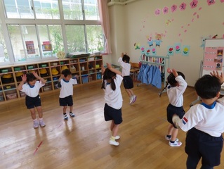 ウサギになって遊んでいる子どもたちの写真