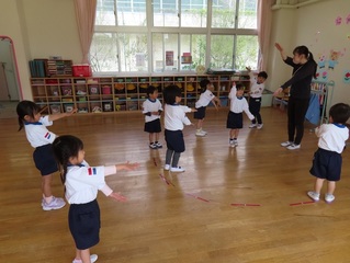 アヒルのダンスをしている子どもたちの写真