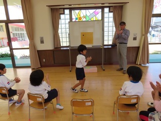 囲碁で遊んでいる子どもたちの写真