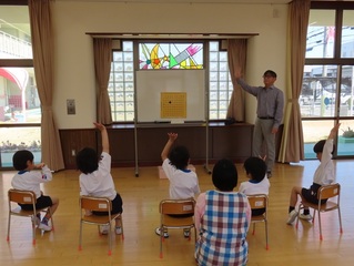 囲碁で遊んでいる子どもたちの写真