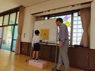 囲碁で遊んでいる子どもたちの写真