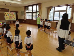 誕生会に参加している子どもたちの写真