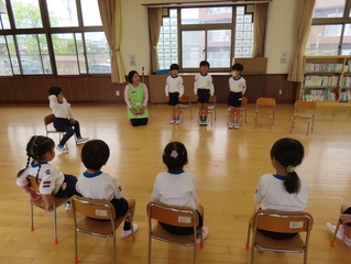 誕生会に参加している子どもたちの写真