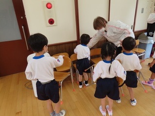 誕生会の片付けをしている子どもたちの写真