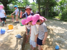 園庭で