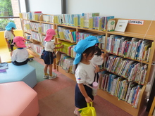 図書館へ