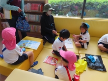図書館へ