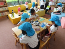 図書館へ