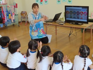 保健指導を受けている子どもたちの写真