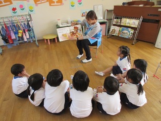 保健指導を受けている子どもたちの写真