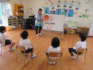 保健指導を受けている子どもたちの写真