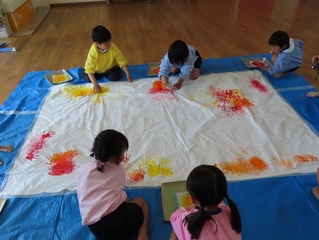 こいのぼりを作っている子どもたちの写真