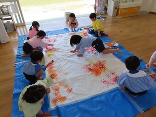 こいのぼりを作っている子どもたちの写真