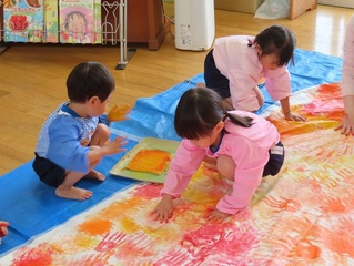 こいのぼりを作っている子どもたちの写真