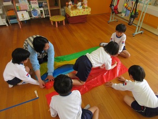 こいのぼりを作っている子どもたちの写真
