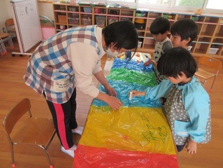 こいのぼりを作っている子どもたちの写真