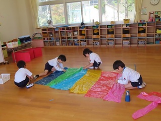こいのぼりを作っている子どもたちの写真