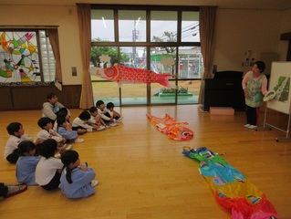 こどもの日のつどいに参加している子どもたちの写真