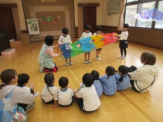 こどもの日のつどいに参加している子どもたちの写真
