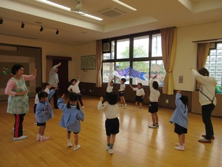 こどもの日のつどいに参加している子どもたちの写真