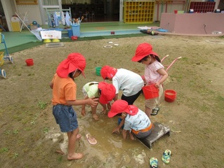 どろんこ遊びをしている子どもたちの写真