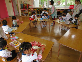 弁当の準備をしている子どもたちの写真