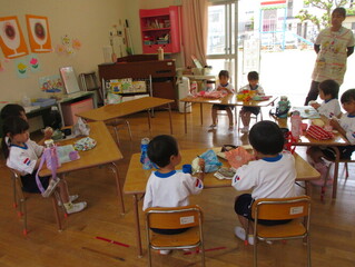 弁当を食べている子どもたちの写真