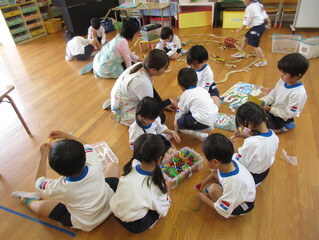 保育室で遊んでいる子どもたちの写真