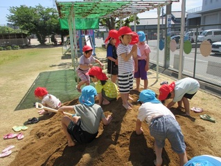 土山で遊んでいる子どもたちの写真