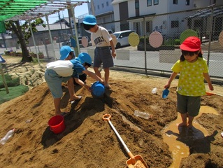 土山で遊んでいる子どもたちの写真