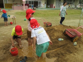 土山で遊んでいる子どもたちの写真