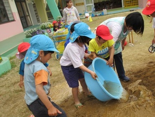 土山で遊んでいる子どもたちの写真