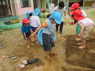 土山で遊んでいる子どもたちの写真
