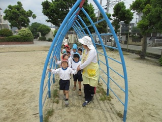 探検に出かけている子どもたちの写真