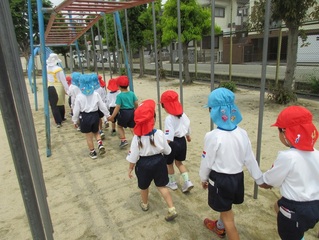 探検に出かけている子どもたちの写真