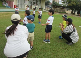 ふれあい遊びをしている子どもたちの写真1