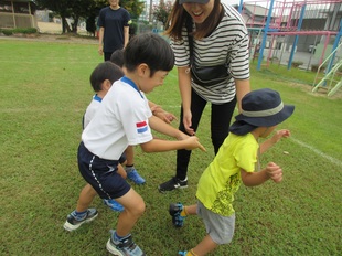 ふれあい遊びをしている子どもたちの写真2
